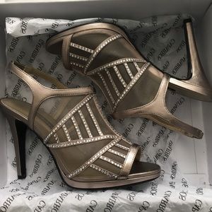 NEVER WORN: Champagne Gold Heels, Size 8